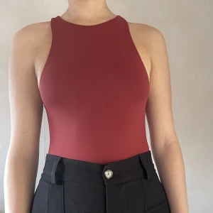 Vinröd body från Zara - Jättesnygg vinröd body från Zara, sitter otroligt skönt! Använd en gång så mycket bra skick. Säljs pga för liten <3