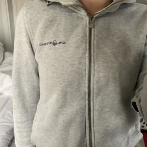 Sail racing tröja  - Grå sail racing tröja som är använd fåtal gånger, köpt för flera år sen och kommer inte till användning. 🥰(pris kan diskuteras) 