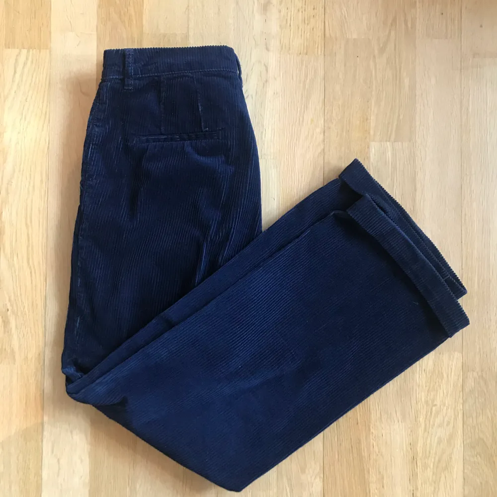 Vida blå manchesterbyxor från Esprit i storlek 36. Sparsamt använda. Köpare står för frakten 💕. Jeans & Byxor.
