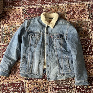 Levis Jeansjacka L - Fin jeansjacka, knappt använd. Fodrad insida. Inga anmärkningar 