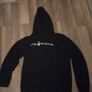 Sail racing hoodie  - Säljer en sail racing hoodie som knappt är använd. Säljer den eftersom den är för liten.köpt från kidsbrandstore.