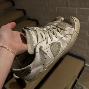 Philippe model skor - Säljer mina fina Philippe model skor i storlek 39, jätte fina och sköna. Köpta för ungefär 3 veckor sen, slitningarna är design . Priset kan diskuteras vid snabbaffär ! 