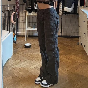 Cargobyxor  - (Bilder från förra ägaren) Jag säljer dessa grå/gröna cargo byxor då de tyvärr inte passar. Hon på bilden är 164cm❤️