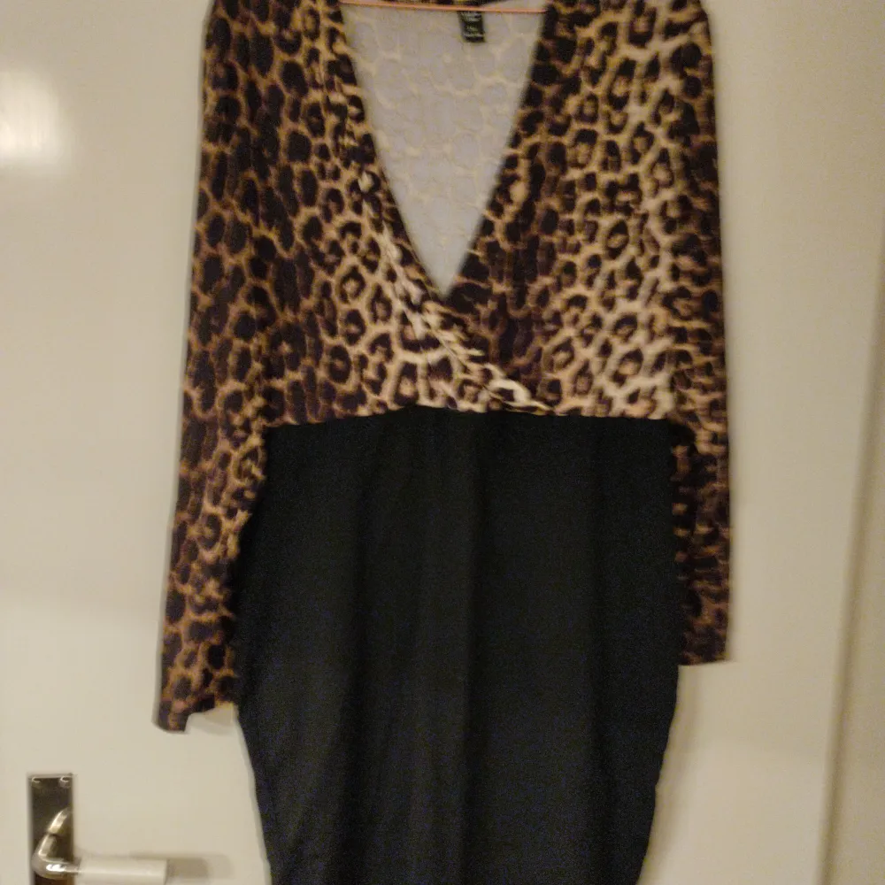 Leopard klänning nyskicl. Klänningar.