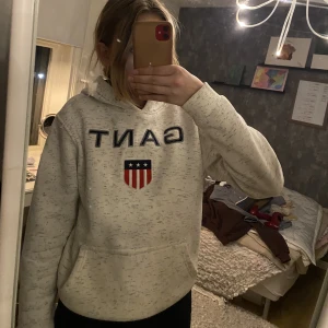 Gant hoodie - En vit grå gant hoodie💗 säljer för den kommer inte till användning. De är en storlek L men passar även M och S💗 väldigt fint skick och använd typ 1 gång💗