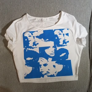 Y2k tröja - Jätta snygg tröja, använt 1 gång. Super bra kvalitet! Priset kan diskuteras ❤️