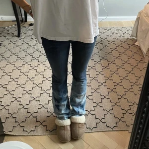 Jeans bootcut - Så fina unika jeans som är blekta nertill. Jätte fint skick