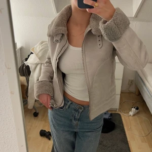 Jacka - Perfekta vårjackan ☀️☀️☀️ Använd men i gott skick. Frakt-pris tillkommer