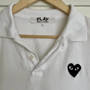 Comme does garçons piké  - Vit piké, står L på men den är liten! Har liten fläck (se bild) därav billig! 