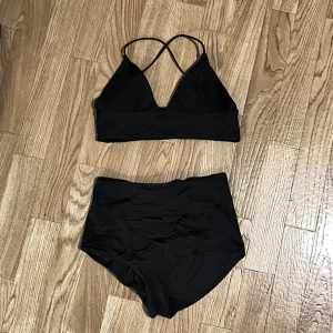 Bikini delar - Två olika bikini delar i svart🖤🖤 Underdelen är från Monki i storlek S. Högmidjade och slätt material med några sydda detaljer, 50kr. Överdelen är från H&M i storlek 38, passar S. Ribbat material och band som går att ändra, 50kr. 