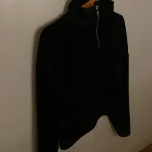 Säljer denna svarta tröja som det är 134/140 i. Har använts ett par gånger men är fint skick