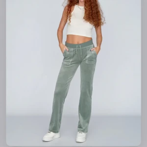 Juicy byxor💕 - Säljer min kompis juicy byxor😻😻 de e i väldigt bra skick och har inga synliga täcken på användning💕OBS TRYCK INTE PÅ KÖP NU UTAN KONTAKTA MIG IST!🫶 skriv även t mig för fler frågor!