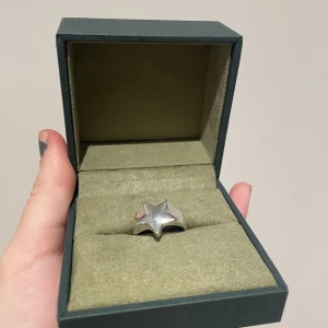 Ring  - Säljer denna ringen då den inte kommer till användning Skiv för frågor eller funderingar ❤️❤️❤️