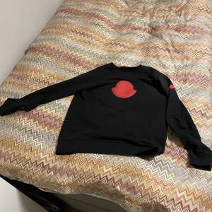 Moncler sweatshirt fake röd på moncler märket och svart färg 