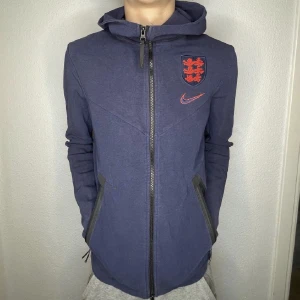 Nike tech England  - Storlek s men är lite tajt