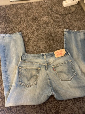 Levis jeans - Säljer dessa Levi’s 501 straight leg jeansen pga jag får inte användning av dom. Bra skick, lite slitna längst ner på benen. Innerbenslängd: 71 cm, midjemått: 82 cm. Skriv gärna vid frågor 🥰