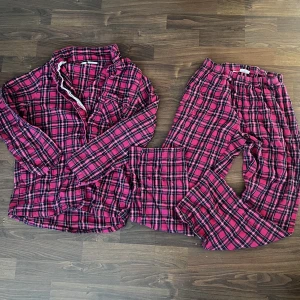 Pyjamas - Fin pyjamas i storlek 40. 