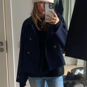 Vår jacka  - Jättesnygg kort kappa perfekt till våren. Köpt på Zalando och är endast testad. Slutsåld!!! Nypris 560kr
