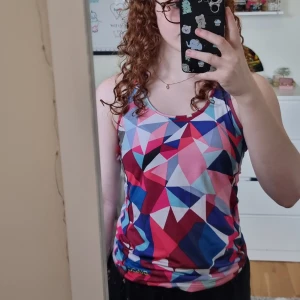 Tränings linne - Detta är ett Tränings linne i storlek S. Den har en väldigt fin rygg med :)