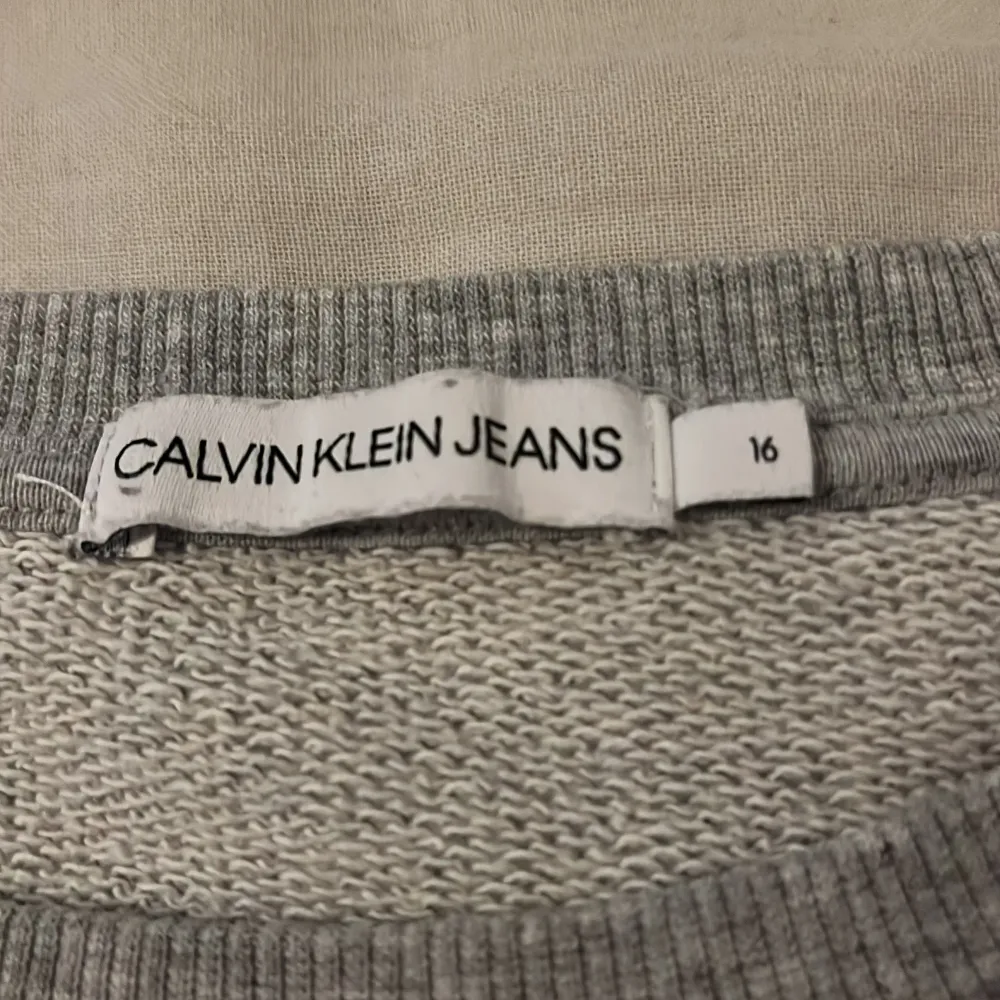 Detta är en grå Calvin klein sweatshirt. Skulle tro att storleken är 16 år men 16 iallafall. Säljer pågrund av att den inte används. Skriv för mer bilder eller frågor . Tröjor & Koftor.