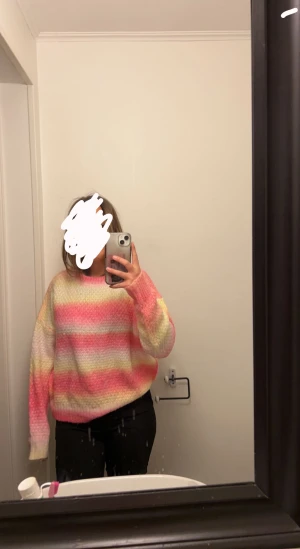 Stickad tröja  - Säljer denna härliga stickade tröjan då det inte längre kommer till användning. Perfekt till våren. Kontakta mig för mer information eller fler bilder. Köparen står för frakten.💗