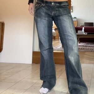 Snygga glitter jeans - Säljer dessa as coola snygga jeans som har så nice detaljer och som också är lågmidjade🤩