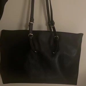 Väska från Zara - En rymlig väska från Zara. Tyvärr har väskan en fläck på innerfodret (se sista bilden). Men annars är väskan i väldigt bra skick. Guldfärgen har lossnat lite vid hålhakarn, men det syns knappt :)