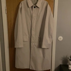 Zara kappa - En trenchcoat från Zara köpt förra året, den är lång och har en oversized look den passar perfekt för våren. Den är i gott skick, finns någon fläck vid fickan men inget man tänker på. 