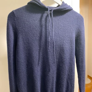 Soft goat  - Intressekoll på en stickad marinblå tröja från soft goat!💙 pris + frakt , den förra vinnaren drog sig ur så lägger om den på nytt!