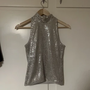 Paljettlinne  - Linne med paljetter från Lindex. Använt max 2 gånger och därför säljer jag det.  Pris: 100 + frakt. 