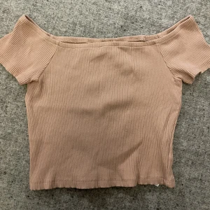 Offshoulder topp - Tajt, croppad topp som man kan ha offshoulder. Använd enstaka gång 