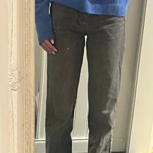 Jeans - Säljer mina superfina mörkgråa jeans ifrån Gina tricot! Väldigt bra skick!💕