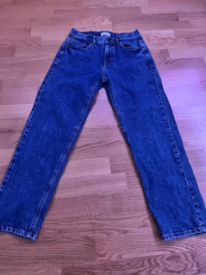 Två jeans - Storlek 152 på båda. Ljusblå-Levi’s Mörkblå-Lindex