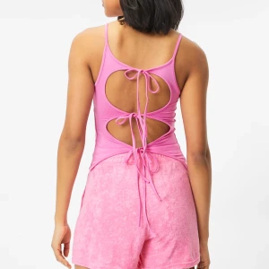 Så sjukt söt weekday knyt-topp - En så sjukt rosa knyt topp från weekday (bilder från weekdays hemsida) 100kr + frakt