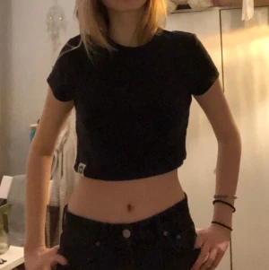 Svart top - Säljer denna svarta korta top från hm den har lite handuksmatrial kan man säga. Storlek s💕