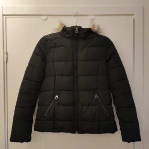 Jacka  - Jacka i strl. S i fint skick. Finns i Helsingborg.