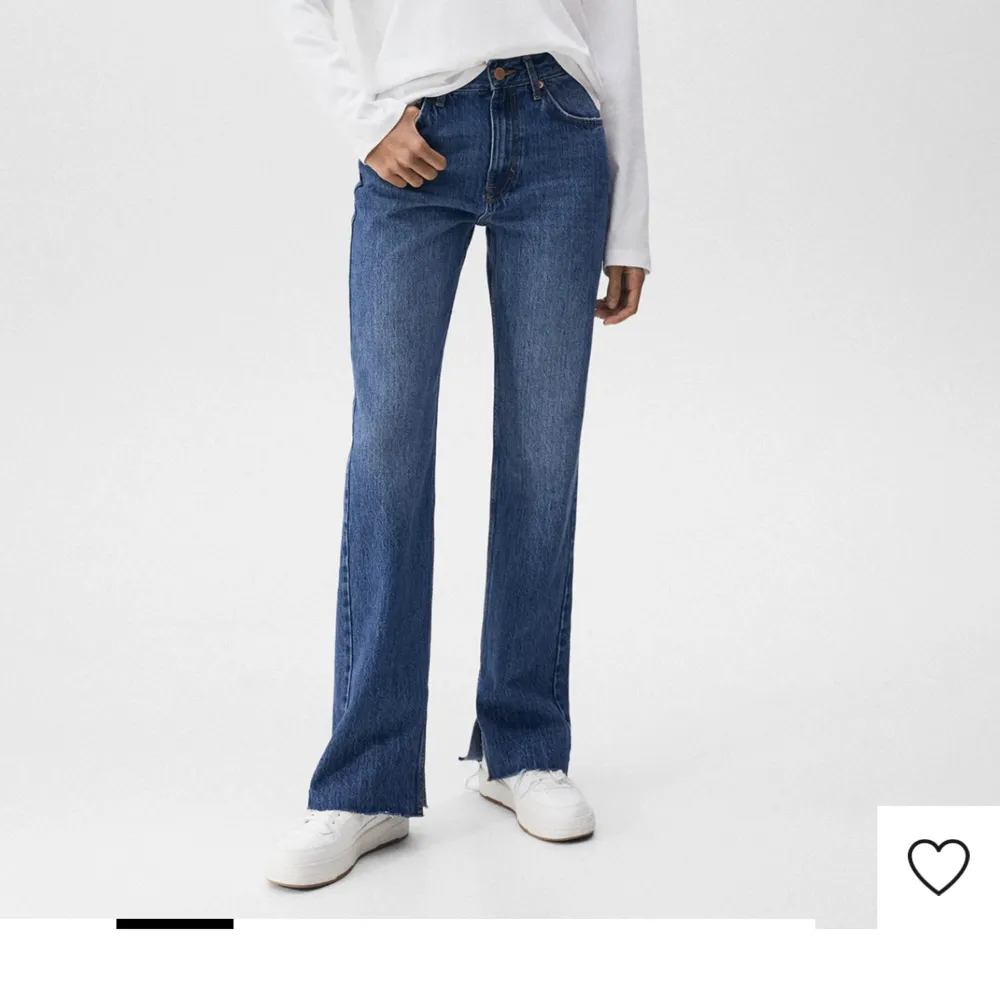 jättefina jeans med slits nertill på insidan. Köpta på Zalando för 2 månader sen, nu slutsålda. Använda Max 3 gånger då jag har andra jeans jag gillar mer. Köpta för 400kr ☺️st 38 men skulle nog passa 40 oxå . Jeans & Byxor.
