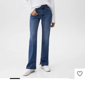 jättefina jeans med slits nertill på insidan. Köpta på Zalando för 2 månader sen, nu slutsålda. Använda Max 3 gånger då jag har andra jeans jag gillar mer. Köpta för 400kr ☺️st 38 men skulle nog passa 40 oxå 