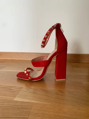 Snygga klackar  - Säljer ett par röda klackar, med inspiration av valentino. Har endast använt dem en gång! Storlek 37/38