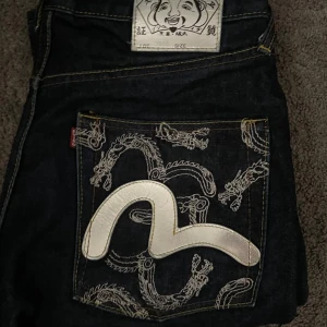 Evisu Jeans - Den är 8/10 skick, jag har använt den ett par gånger men gillade inte hur den satt på mig. Den är m i storlek men lite större