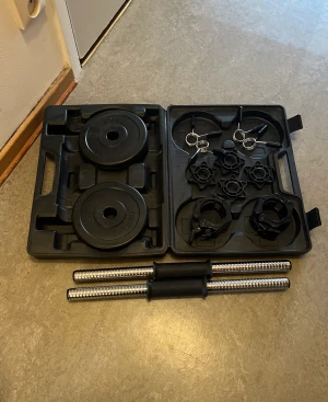 Gymföremål  2000kr - Köper man alla träningsföremål får man ett paket pris på 3500. Allt som allt är köpt för 12 000kr. Kan mötas upp ev utkörning.