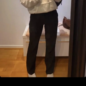 kostymbyxor - säljer mina kostymbyxor från bikbok då dom inte kommer till användning längre, det är dom högmidjade men tycker fortfarande att dom är så fina med en lite längre tröja! jag har 36 på alla byxor! skriv privat för fler bilder💘