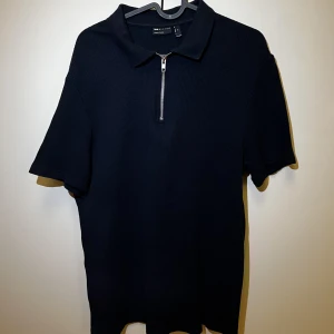 Piké  - Mörkblå pikétröja med dragkedja! Inte använd, väldigt fint skick! Storlek M. Hör av er vid intresse!