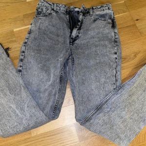 Gråa jeans - Säljer ett par gråa jeans som jag typ aldrig använt. Nypris runt 500 kr , dom är i bra skick , jag säljer dom för 100 kr plus frakt!