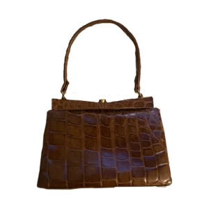 Vintage handväska  - Vintage brun handväska. Har några fläckar inuti. Mått: bredd: 25cm. Höjd: 17. Djup: 7cm.