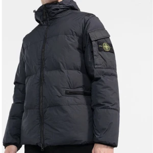 Stone island jacka - Intresse koll på min Stone island puffer jacket. Köpt för 11400 kr. Den är i mycket bra skick. 