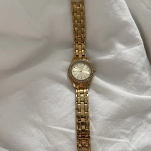 Klocka  - Klocka från regal, vet ej nypris. Passar handled M/L mindre går bra om man tar bort länkar ☺️frakt ingår i pris 