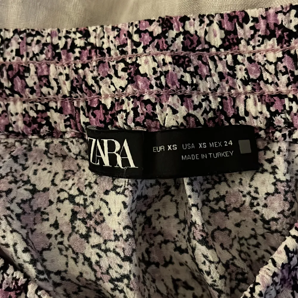 Säljer denna kjol från Zara i storlek xs. Jätte snygg till sommaren och har även shorts i dem. Skriv till mig om du har frågor!💞❤️. Kjolar.