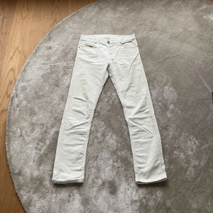 Vita chinos-manchesterbyxor. - Ett par vita chinos-manchesterbyxor från Scalpers. Storlek: S