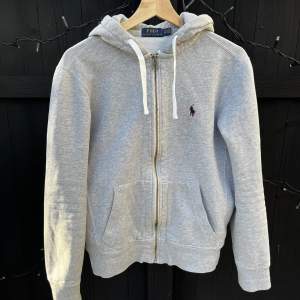 Fin Ralph Lauren zip hoodie, används inte längre. För fler bilder kom DM!